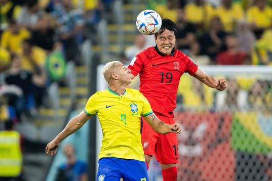 Richarlison of Brazil and Younggwon Kim of South Korea