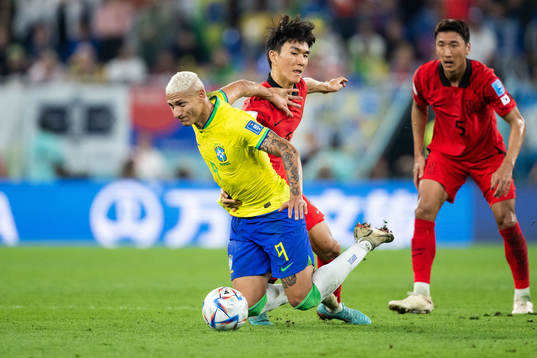 Richarlison of Brazil and Inbeom Hwang of South Korea