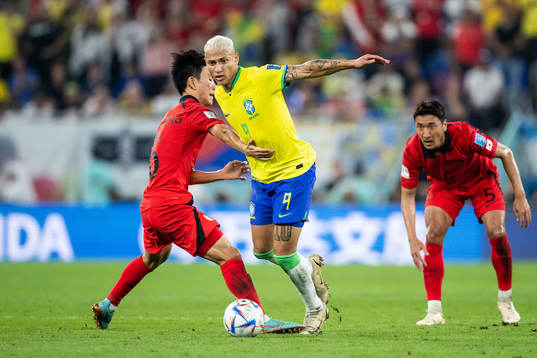 Inbeom Hwang of South Korea and Richarlison of Brazil