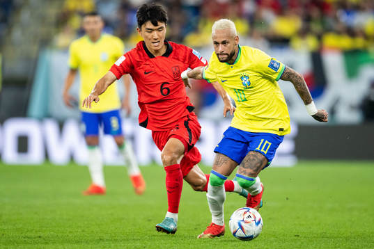Inbeom Hwang of South Korea and Neymar of Brazil