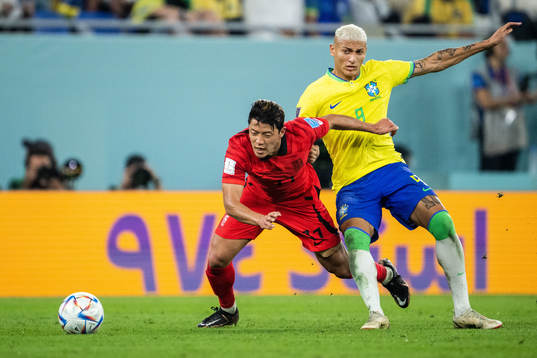 Heechan Hwang of South Korea and Richarlison of Brazil