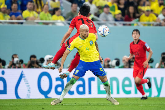 Younggwon Kim of South Korea and Richarlison of Brazil