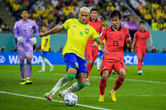 Richarlison of Brazil and Moonhwan Kim of South Korea