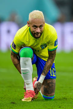 Neymar of Brazil ties his shoes