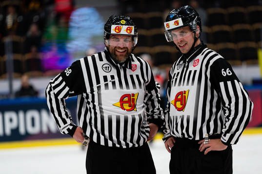 Linjedomare Emil Yletyinen och linjedomare Tobias Nordlander