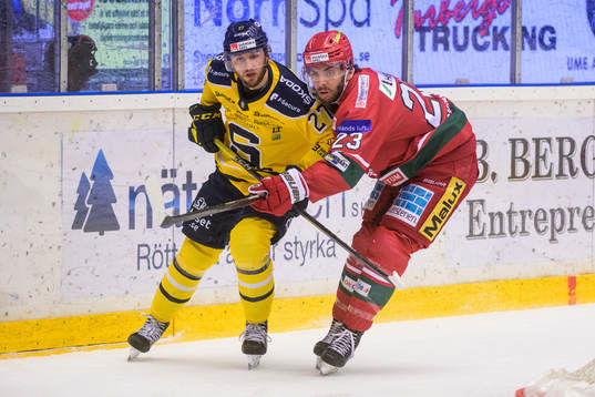 Södertäljes Daniel Norbe och Modos Josh Dickinson