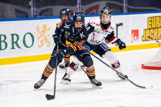 Djurgårdens Julia Östlund och Linköpings Haruka Toko
