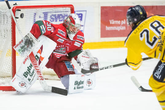 Modos målvakt Krister Gudlevskis och Södertäljes Emil