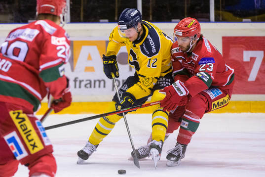 Södertäljes Viktor Liljegren och Modos Josh Dickinson