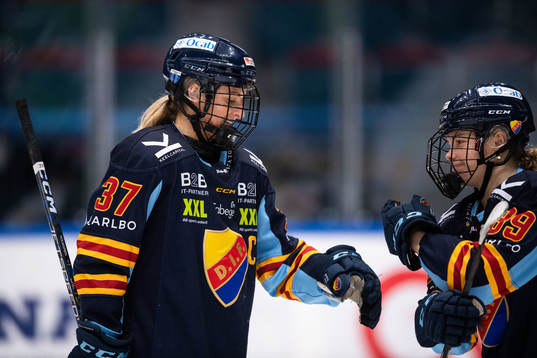 Djurgårdens Josefine Holmgren och Nicole Hall jublar