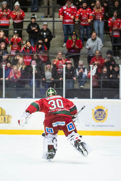 Modos målvakt Krister Gudlevskis jublar