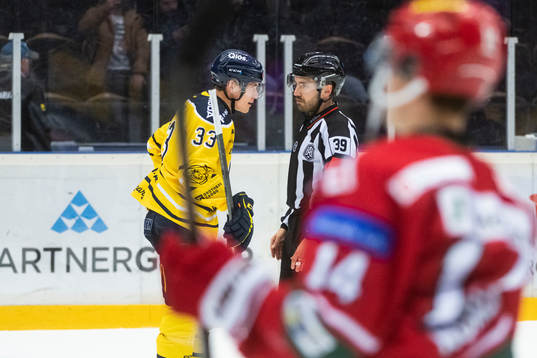 Södertäljes Filiph Engsund i samtal med domaren