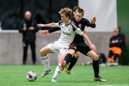 Rosenborgs Isak Holmen och Midtjyllands Jesper Eikrem