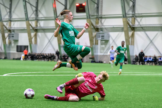 Hammarbys Simon Garcia och Odenses målvakt Janus Land