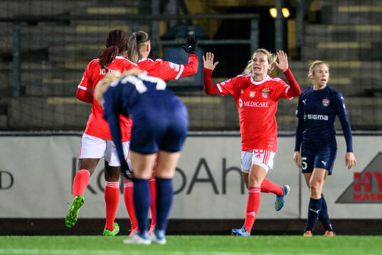 Cloé Lacasse of Benfica celebrates