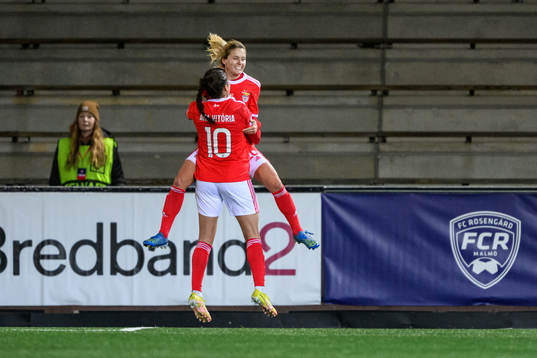 Cloé Lacasse of Benfica celebrates with Ana Vitoria