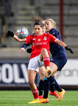 Francisca Nazareth of Benfica and Fiona Brown of Rosengård