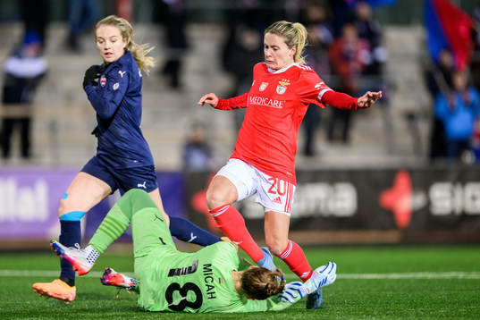 Cloé Lacasse of Benfica in a collision with goalkeeper