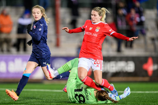 Cloé Lacasse of Benfica in a collision with goalkeeper