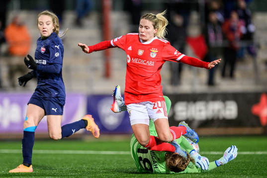 Cloé Lacasse of Benfica in a collision with goalkeeper
