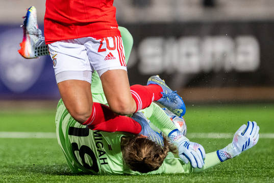 Cloé Lacasse of Benfica in a collision with goalkeeper