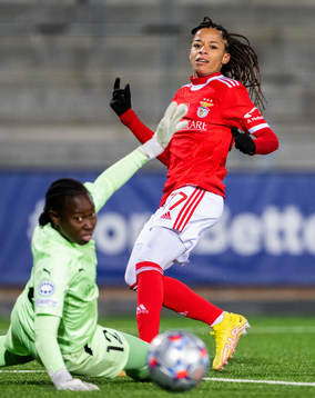 Andreia Norton of Benfica against goalkeeper Angel Mukasa