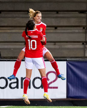 Cloé Lacasse of Benfica celebrate with Ana Vitoria