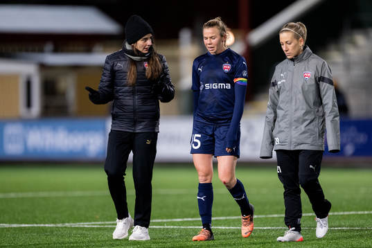 Head coach Renée Slegers, Jessica Wik and Mia Persson of