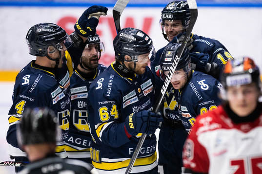 HV71s Mikkel Bödker jublar