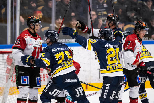 HV71s Radan Lenc och André Petersson jublar