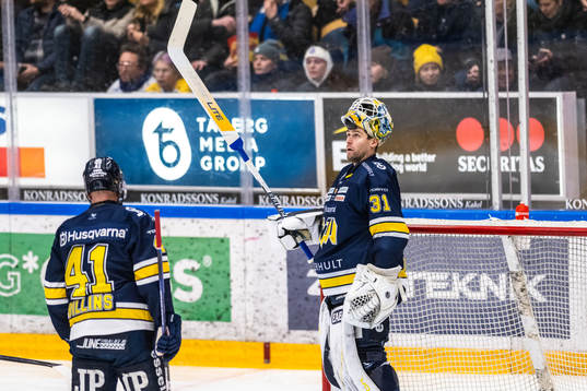 HV71s målvakt Joni Ortio deppar