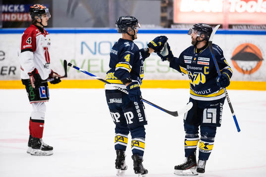 HV71s Niklas Hjalmarsson och Taylor Matson jublar