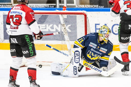 HV71s målvakt Joni Ortio släpper in pucken från Örebro