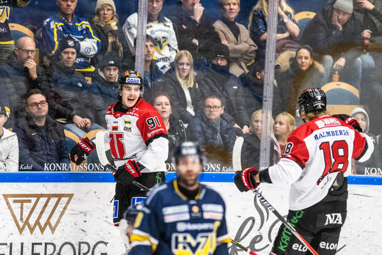Örebros Leo Carlsson  jublar