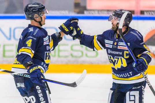 HV71s Niklas Hjalmarsson och Taylor Matson jublar