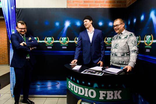 Färjestads nyförvärv Eric Engstrand blir intervjuad  av