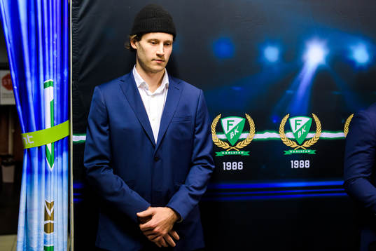 Färjestads nyförvärv Eric Engstrand blir intervjuad