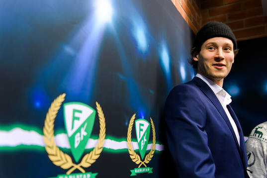 Färjestads nyförvärv Eric Engstrand blir intervjuad