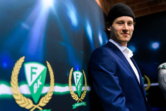 Färjestads nyförvärv Eric Engstrand blir intervjuad