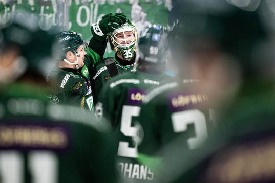 Färjestads Ville Pokka och målvakt Dennis Hildeby jublar