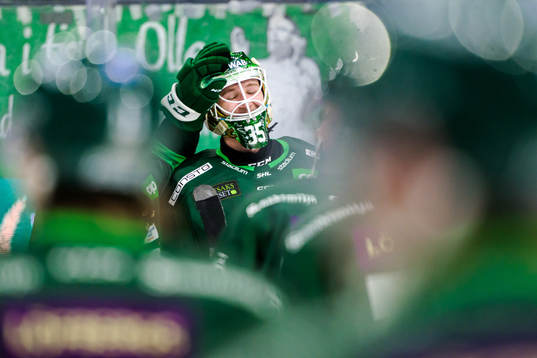 Färjestads målvakt Dennis Hildeby jublar