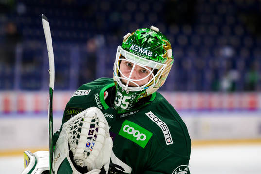 Färjestads målvakt Dennis Hildeby jublar
