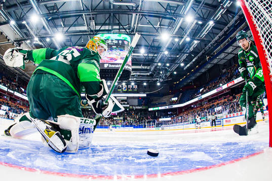 Färjestads målvakt Dennis Hildeby och Linus Johansson