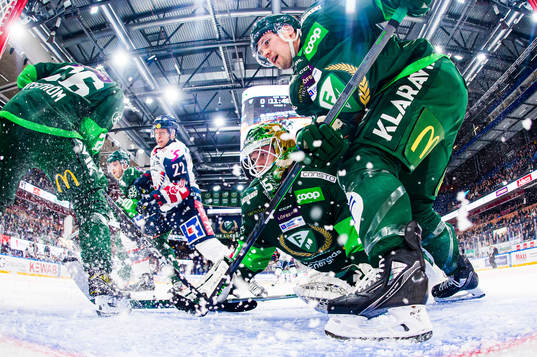 Färjestads målvakt Dennis Hildeby och Ville Pokka