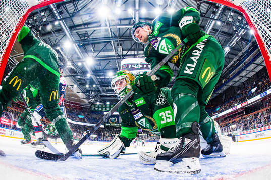 Färjestads målvakt Dennis Hildeby och Ville Pokka
