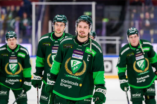 Färjestads Linus Johansson jublar med lagkamrater