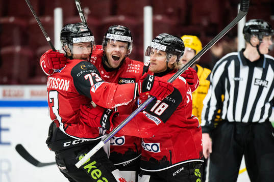 Malmö Redhawks Carl Söderberg och Marcus Sylvegård jublar