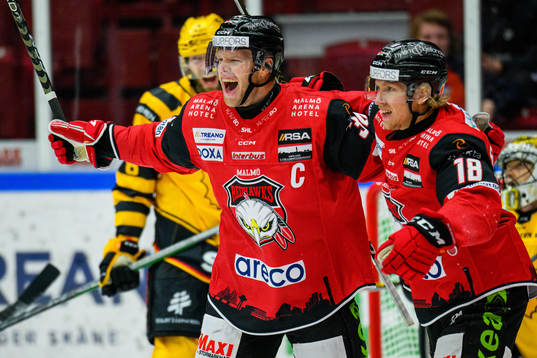 Malmö Redhawks Carl Söderberg jublar med Marcus Sylvegård