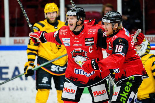Malmö Redhawks Carl Söderberg jublar med Marcus Sylvegård