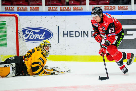Malmö Redhawks Fredrik Händemark missar ett skott mot